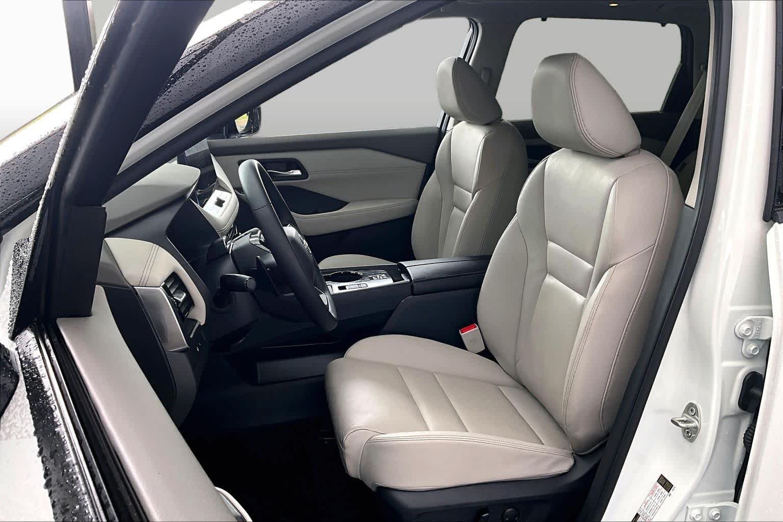 Certified Used 2025 Everest White Pearl/Super Black Nissan SL image 8
