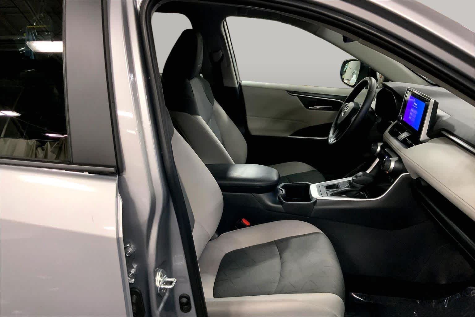 2025 Toyota RAV4 XLE - Photo 17