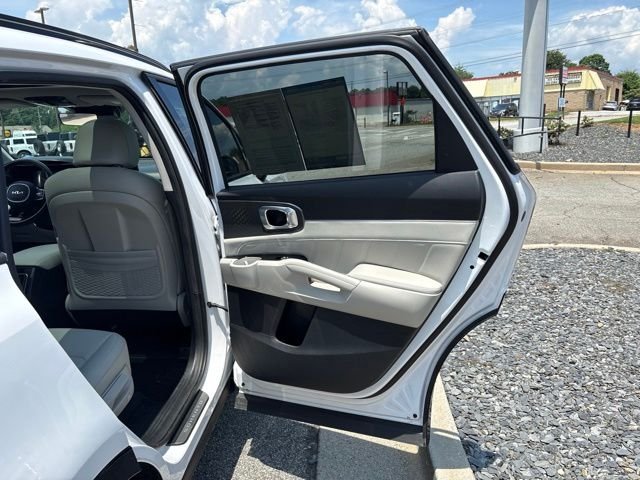 Used 2022 White Kia SX image 23