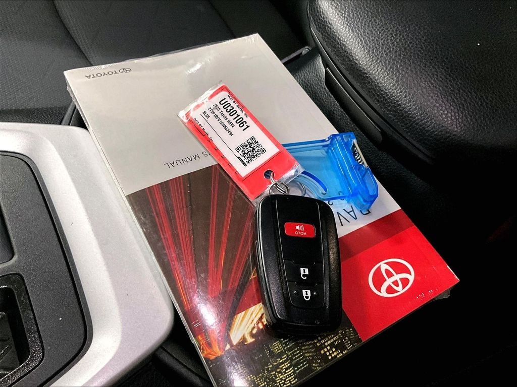 Used 2025  Toyota XLE image 29