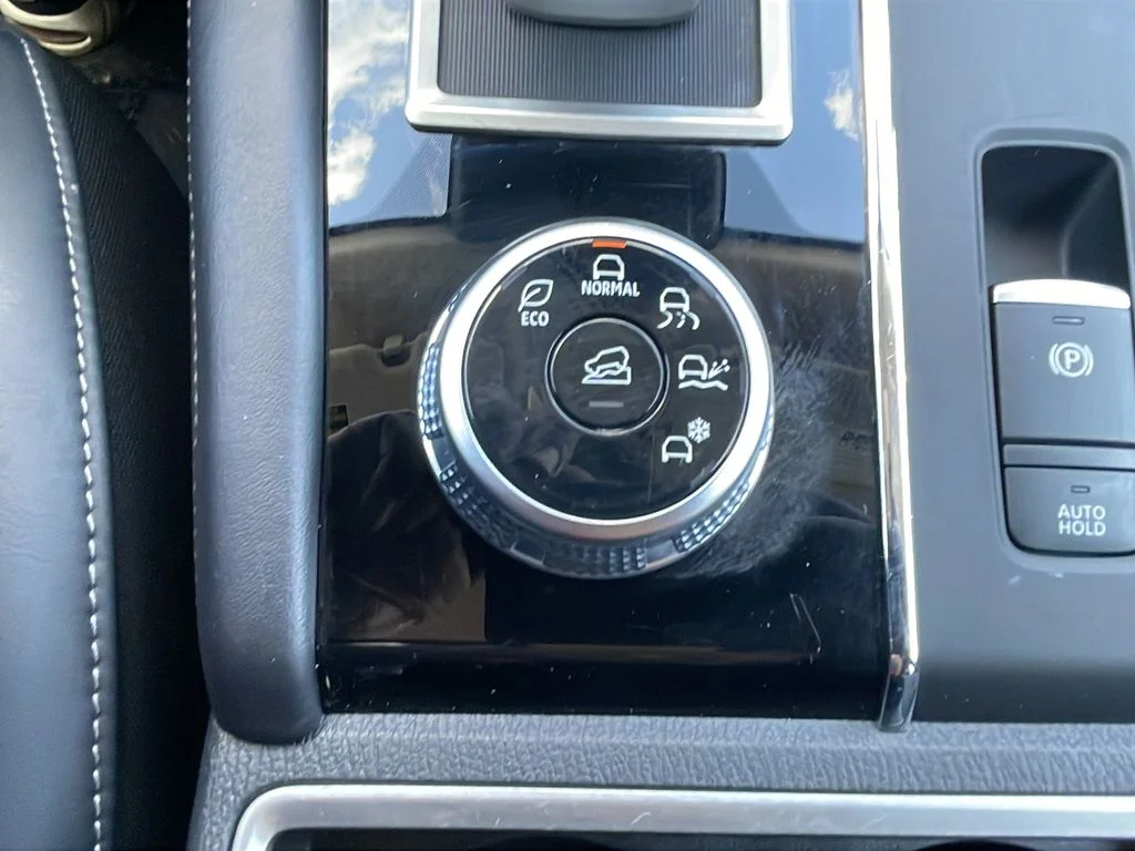 Used 2024 Silver Mitsubishi SE image 21