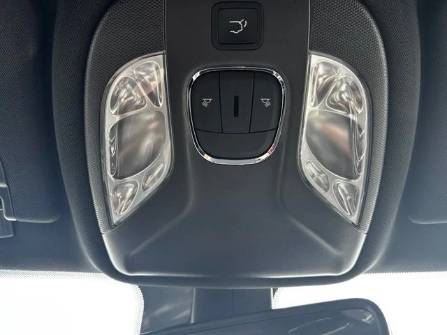 New 2026 Bright White Clear-Coat Exterior Paint Jeep Latitude image 25