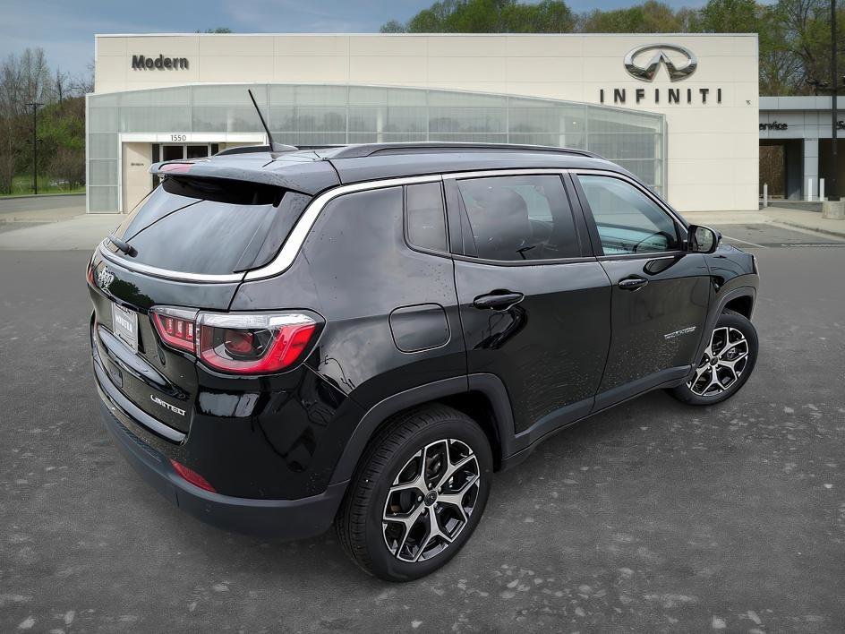 Used 2025 Diamond Black Crystal Pearlcoat Jeep Limited image 4