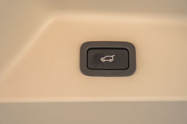 Used 2018 Byron Blue Metallic Land Rover 5.0L V8 Supercharged Autobiography image 12