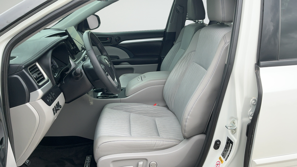 Used 2019 Blizzard Pearl Toyota LE Plus image 17