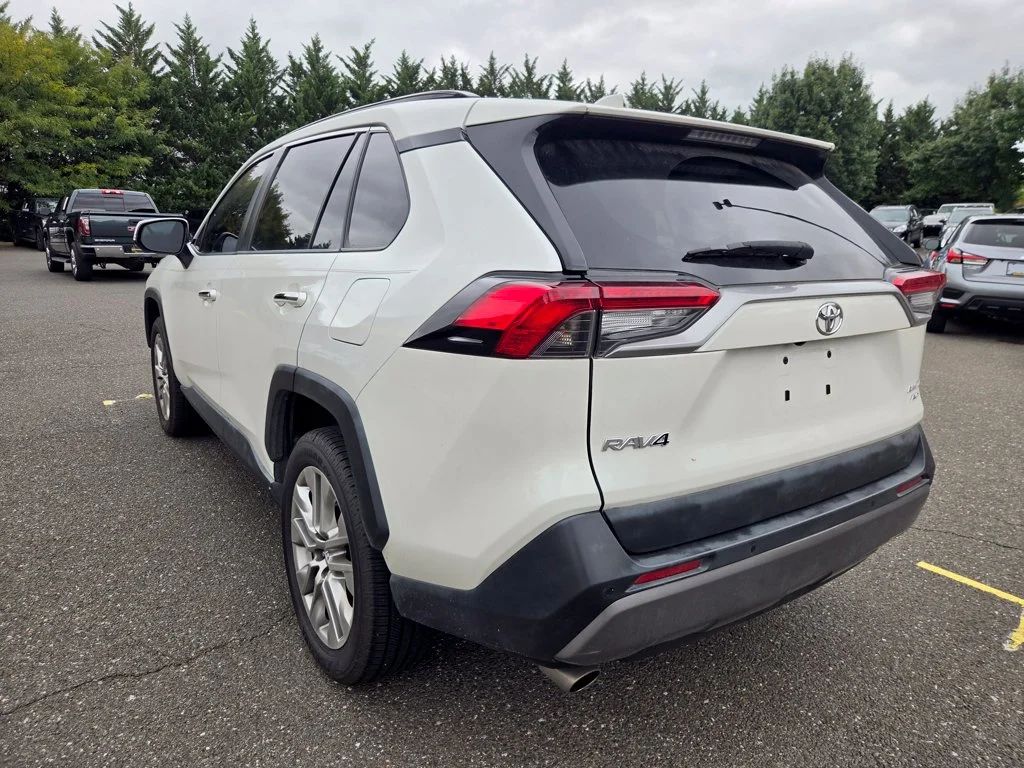 Used 2019  Toyota Limited image 5