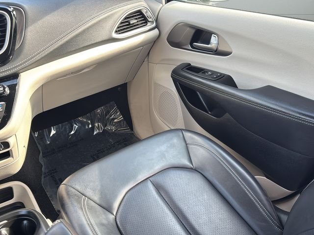 Used 2024 Black Chrysler Select image 16