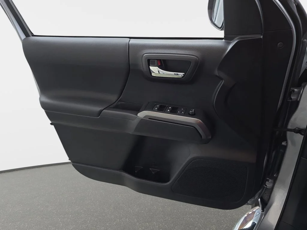 Used 2020 Silver Toyota SR5 image 28