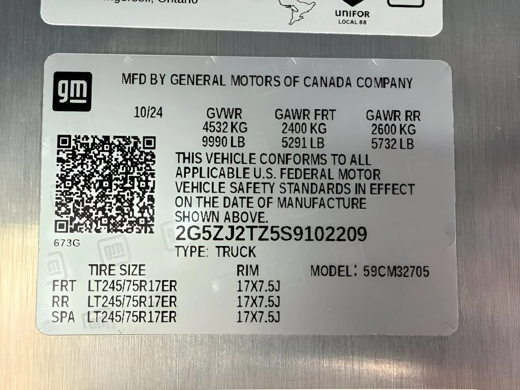 Used 2025 Oyster White Chevrolet AWD 400 image 33