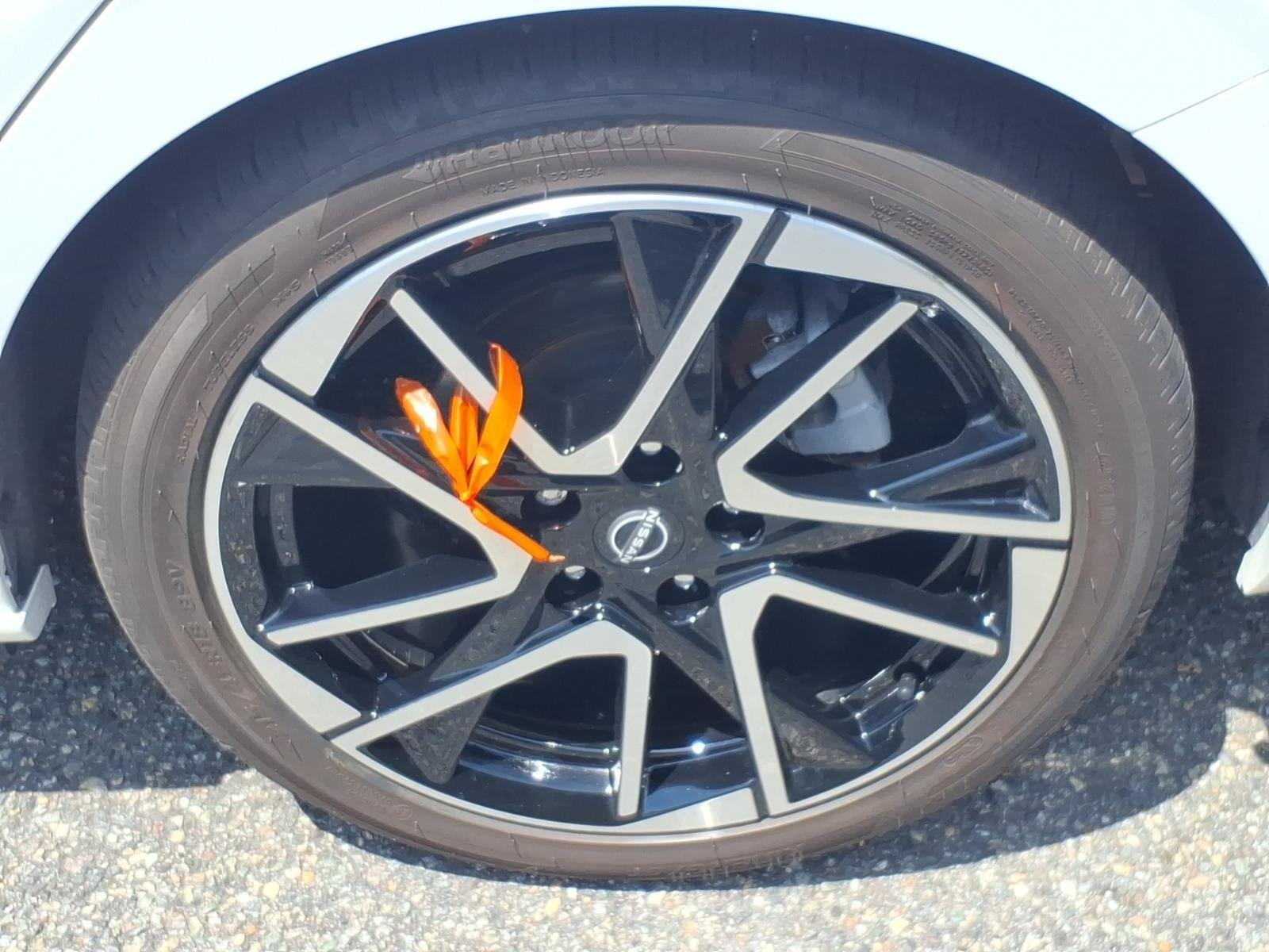 Used 2025 Aspen White Tricoat/Super Black Nissan SR image 5