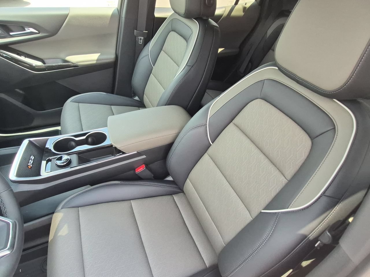 2027 Chevrolet Equinox LT - Photo 20