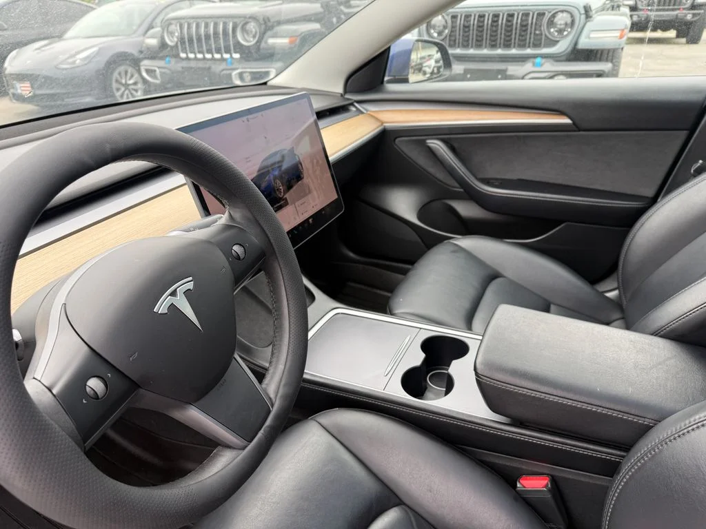 Used 2022  Tesla Base image 21