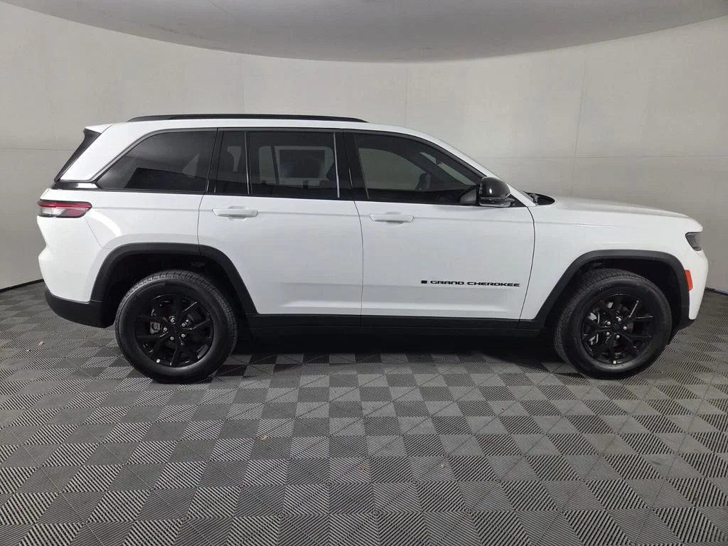 New 2026 Bright White Clear-Coat Exterior Paint Jeep Laredo Altitude image 4