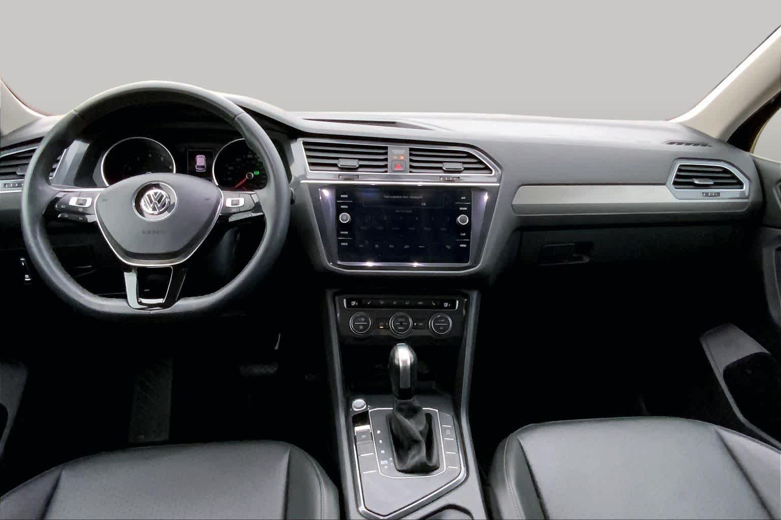 Used 2020 Deep Black Pearl Volkswagen SE image 15