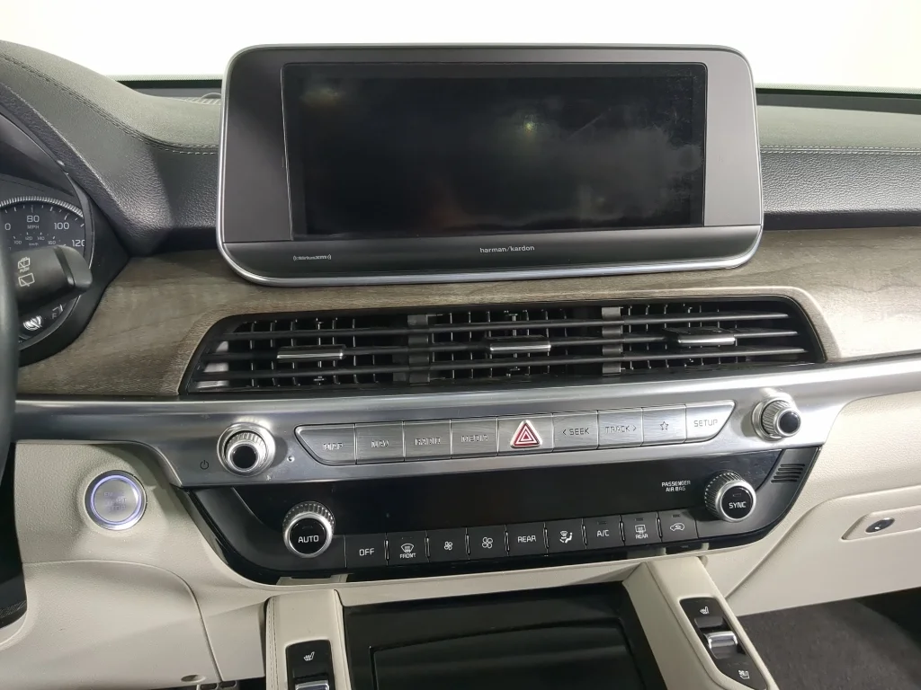 Used 2020 White Kia SX image 29