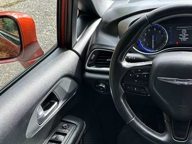 Used 2018 Copper Pearlcoat Chrysler Touring L image 33