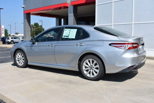 Used 2018 Silver Toyota LE image 7