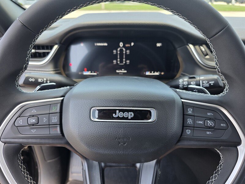New 2026 Diamond Black Crystal Pearl-Coat Exterior Paint Jeep LAREDO 4X2 image 31