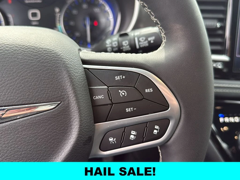 Used 2025 White Chrysler Select image 18