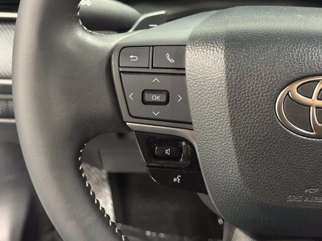 Used 2025  Toyota SE image 19