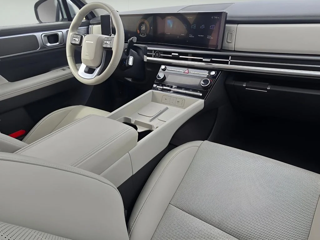 Used 2025 Shimmering Silver Hyundai SEL image 15