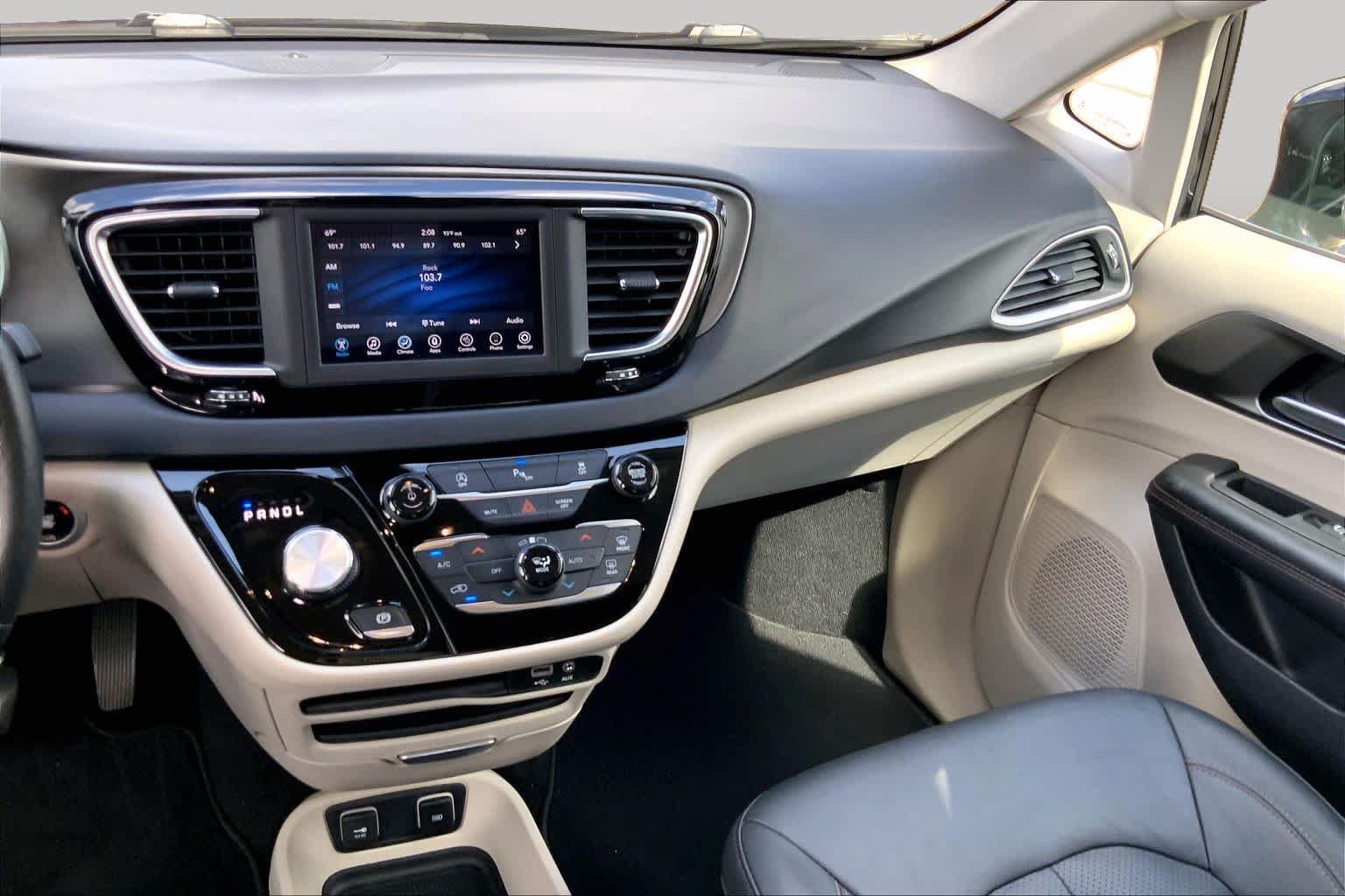 Used 2020 Brilliant Black Crystal Pearlcoat Chrysler Touring L image 7