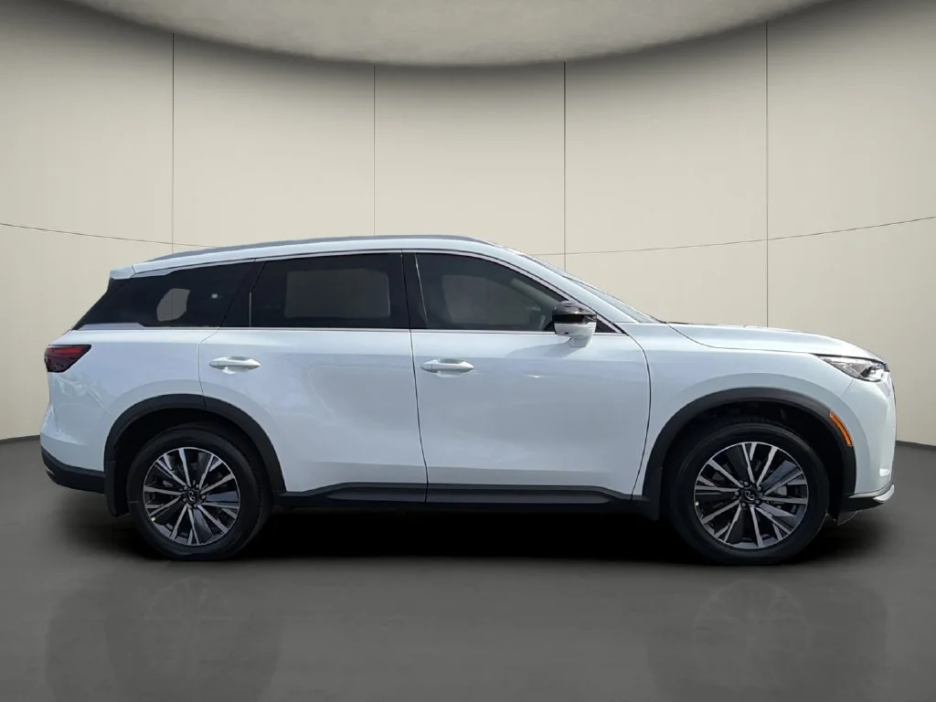 New 2027 RADIANT WHITE INFINITI Luxe FWD image 8