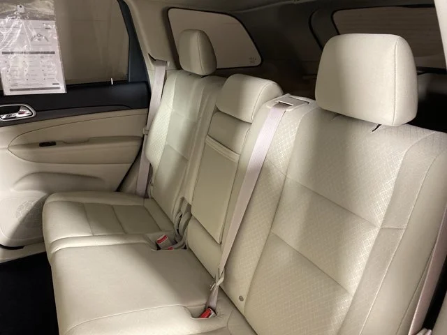 Used 2018 Silver Jeep Laredo E image 31