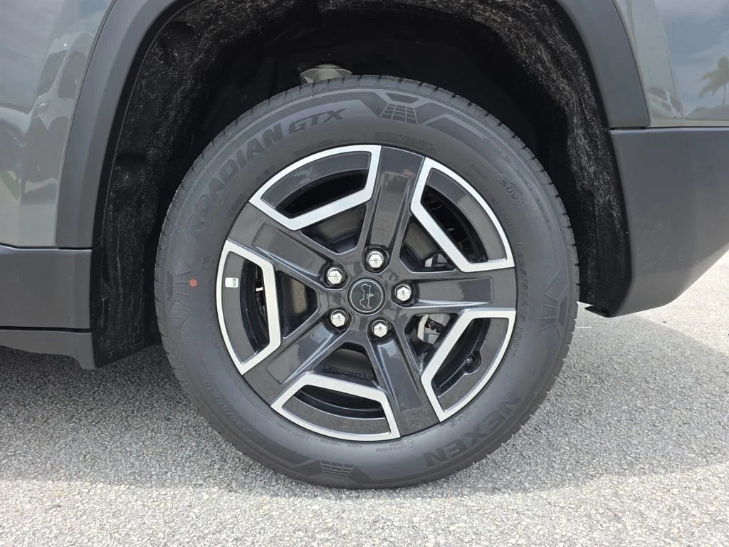 New 2026 Sting-Gray Clear-Coat Exterior Paint Jeep Limited image 19