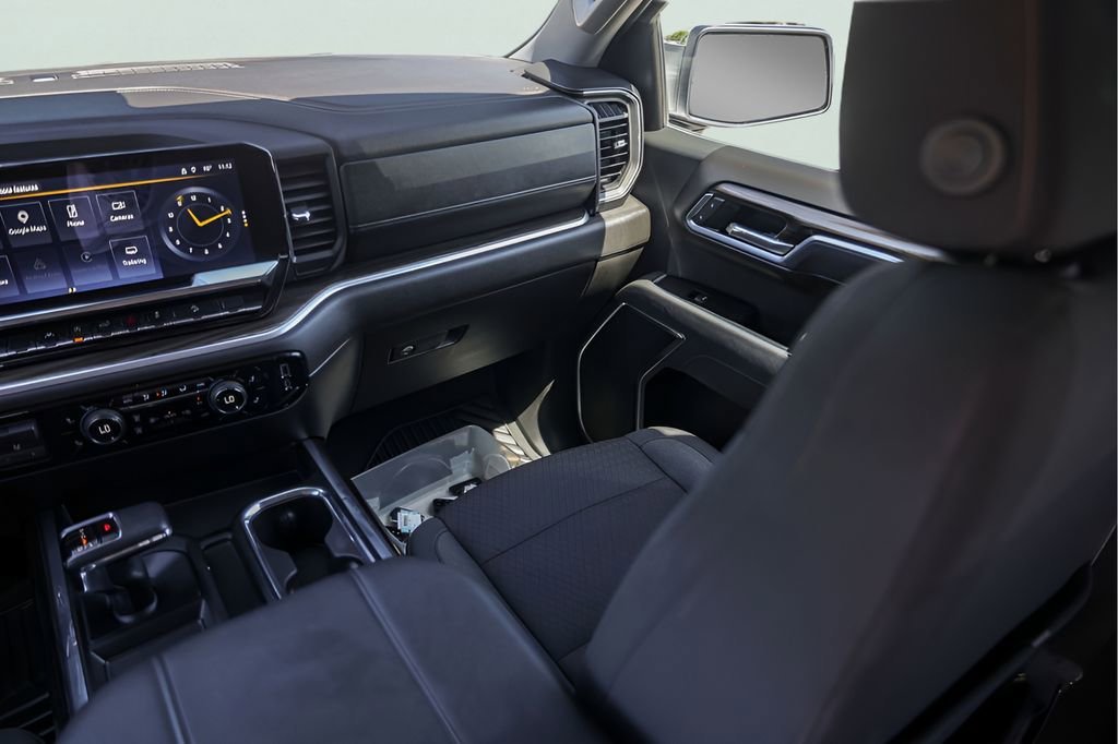 Used 2025 Summit White Chevrolet LT image 30