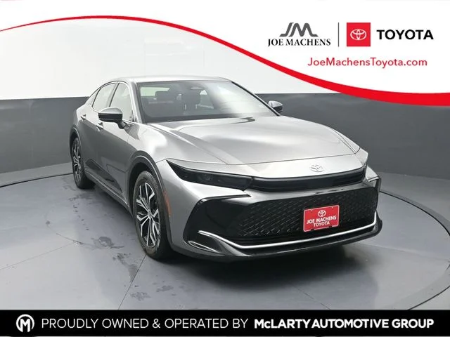 Used 2023  Toyota XLE image 1
