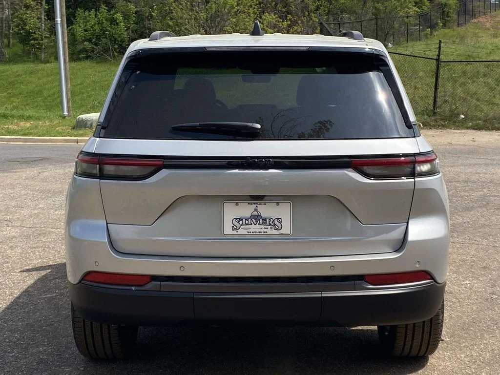 New 2026 Silver Zynith Exterior Paint Jeep Limited image 6