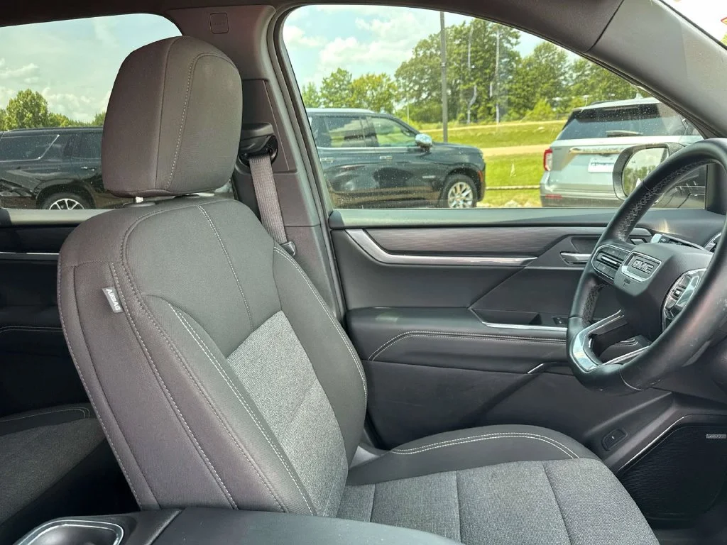 Used 2025 White GMC Elevation image 17