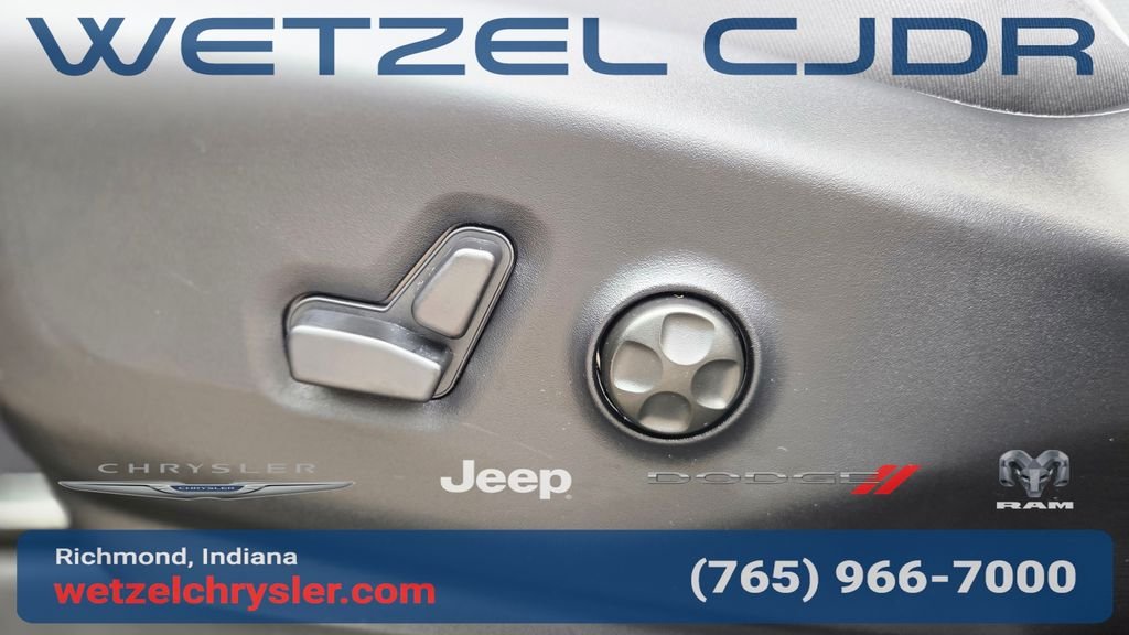 New 2027 Red Hot Pearl-Coat Exterior Paint Chrysler Limited image 14