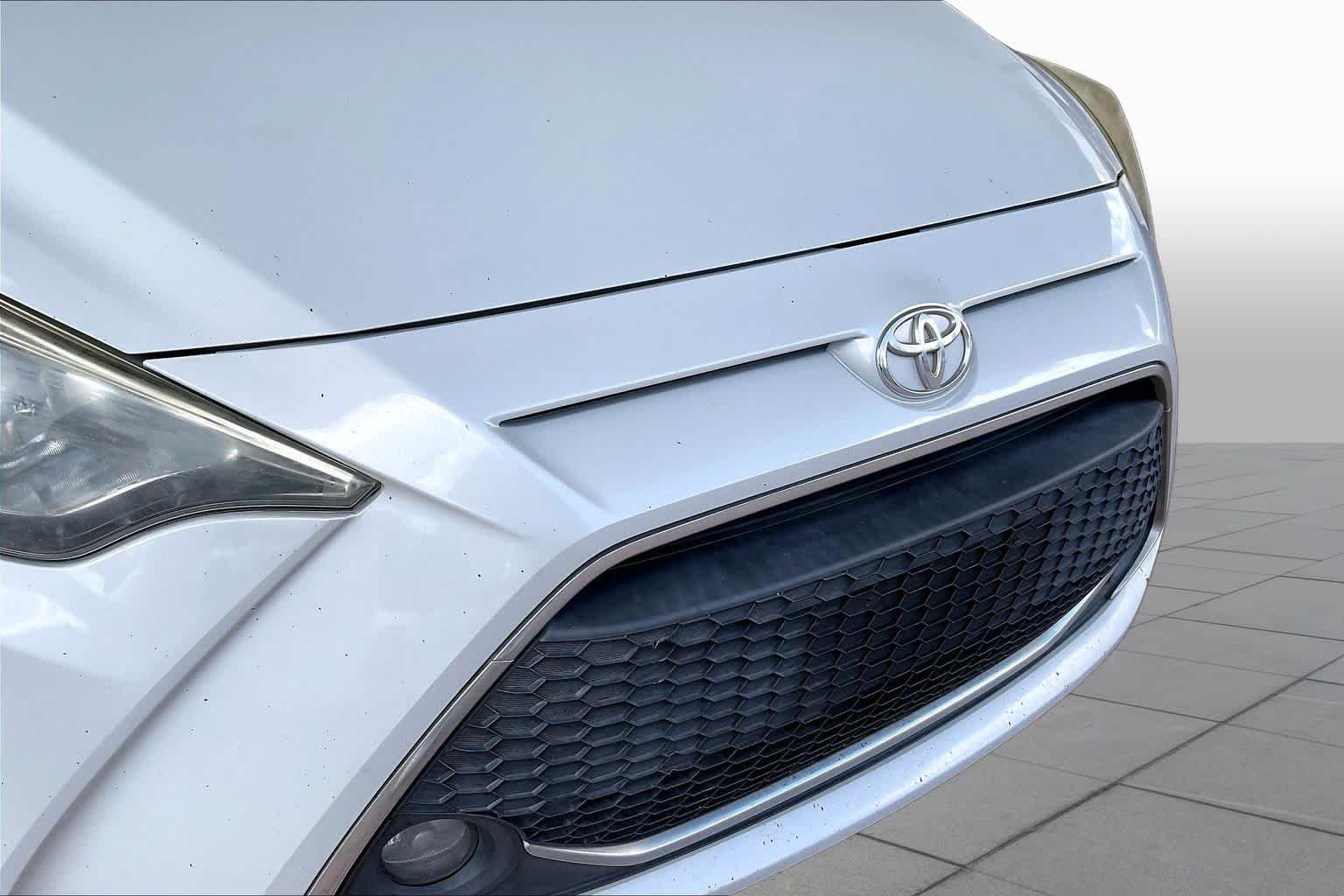 Used 2019 Icicle Toyota LE image 27