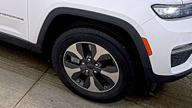 Used 2022 White Jeep Limited 4x4 image 10