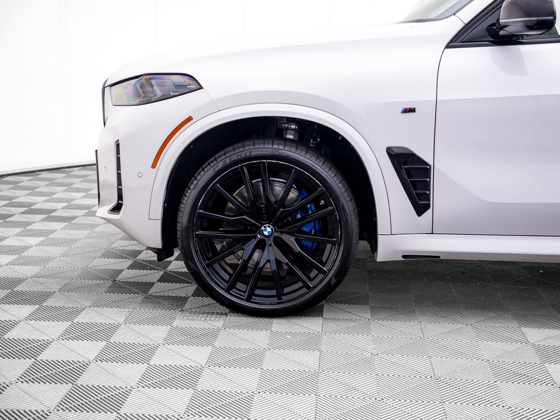 Certified Used 2024 Alpine White BMW M60i image 37