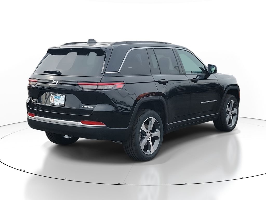 New 2026 Diamond Black Crystal Pearlcoat Jeep Limited image 4