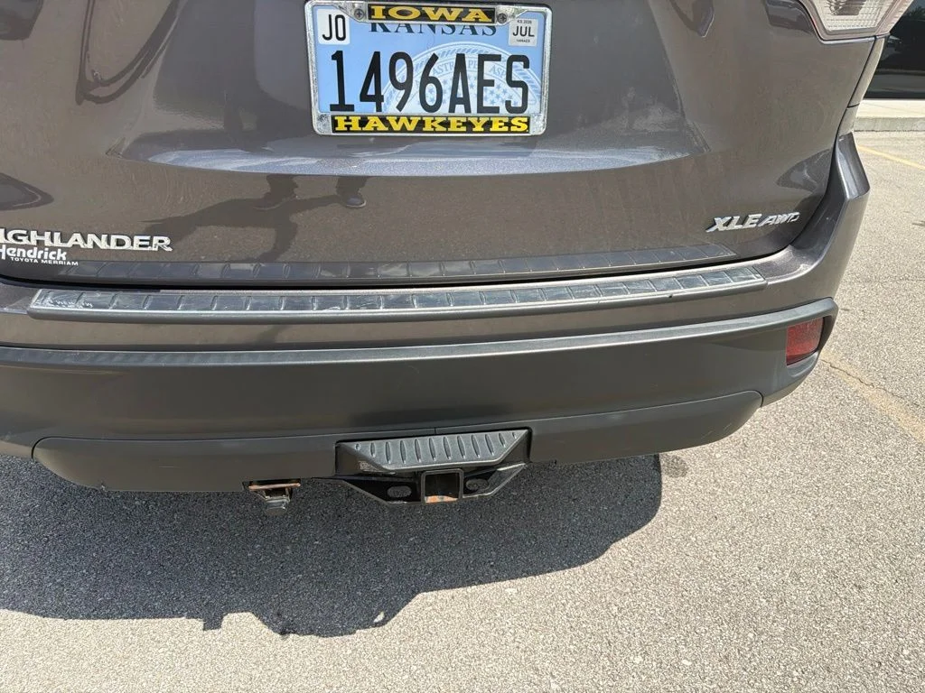 Used 2019 Gray Toyota XLE image 11