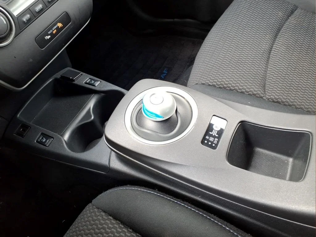 Used 2016 Silver Nissan S image 10