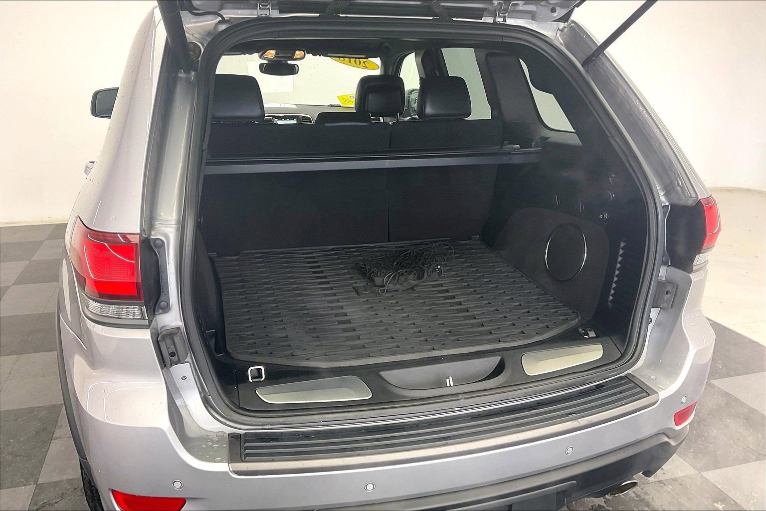 Used 2018 Silver Jeep Trailhawk 4x4 image 27