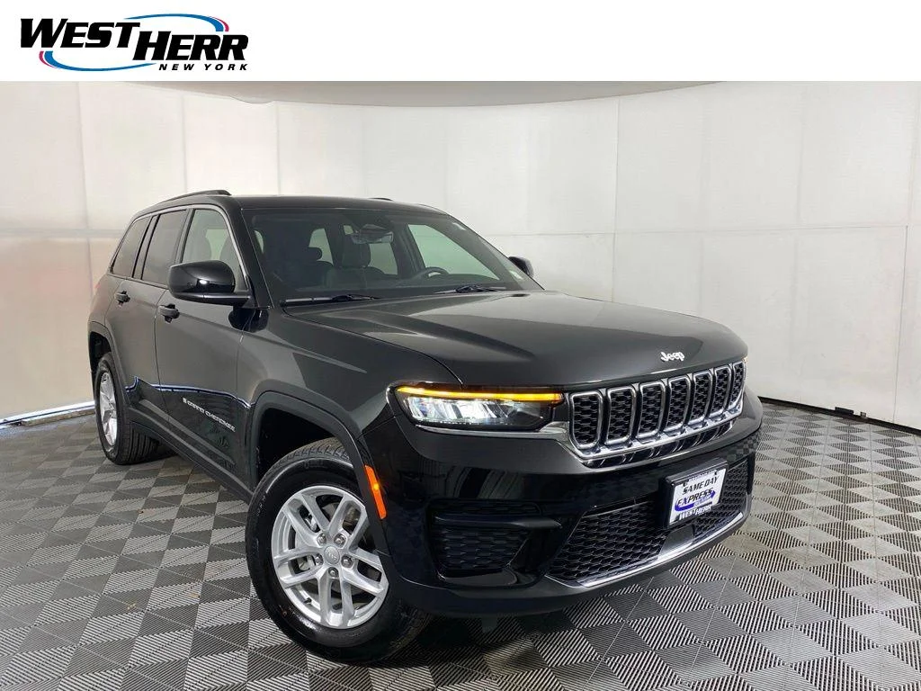Used 2025 Diamond Black Crystal Pearlcoa Jeep Laredo X image 1
