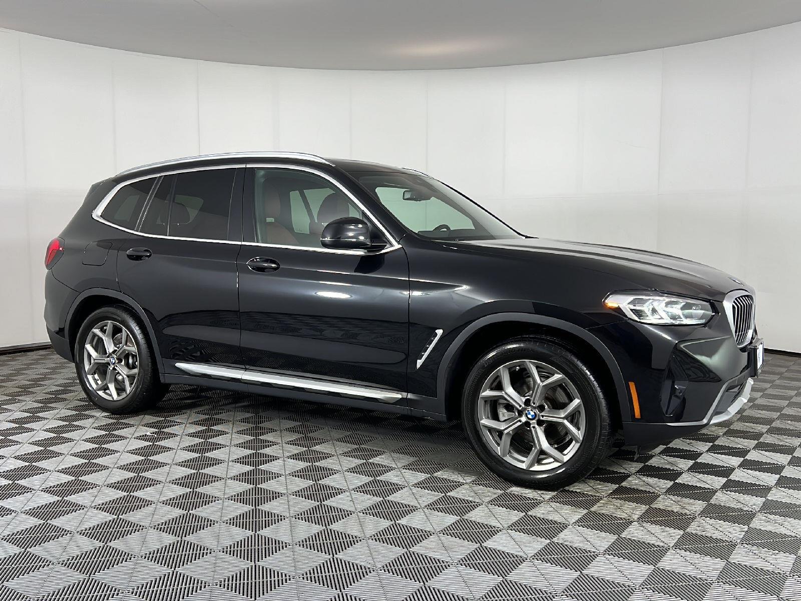 Used 2022 Black Sapphire Metallic BMW xDrive30i image 3