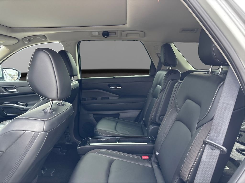 Used 2023 Silver Nissan SL image 11