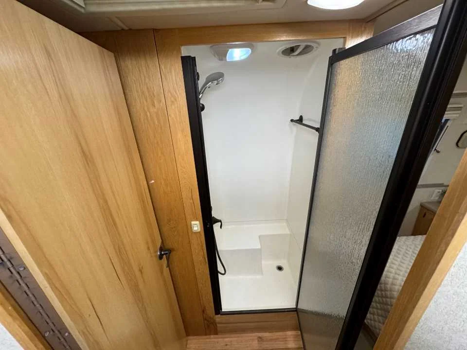Used 2011 SILVER AIRSTREAM  image 29