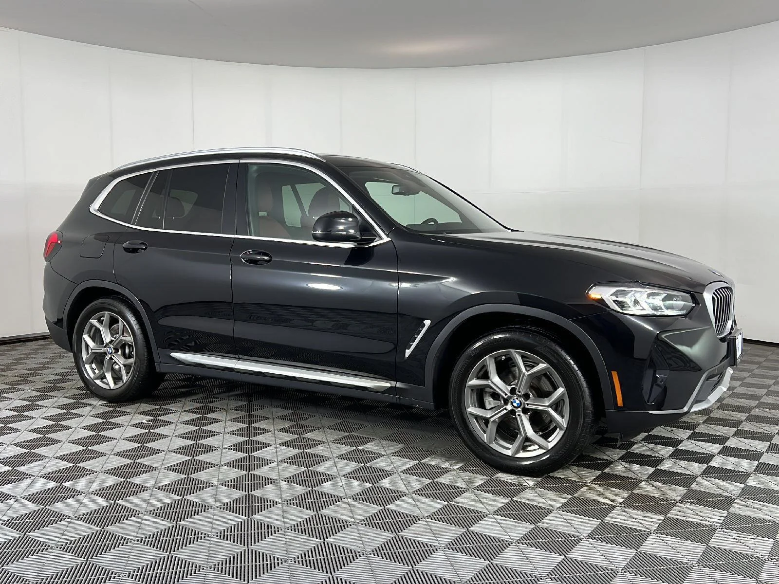 Used 2022 Black Sapphire Metallic BMW xDrive30i image 3