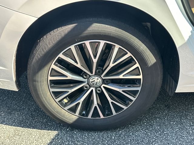 Certified Used 2020 White Volkswagen 1.4T SE image 17