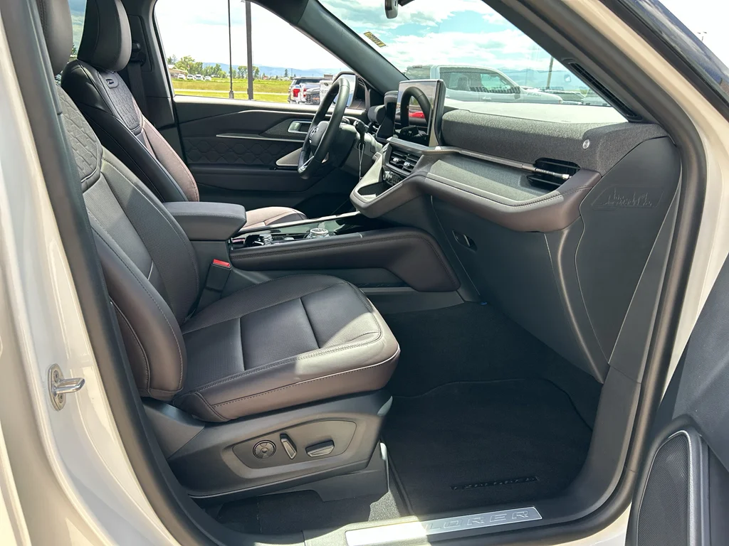 New 2026 Star White Metallic Tri-Coat Ford Platinum™ image 16