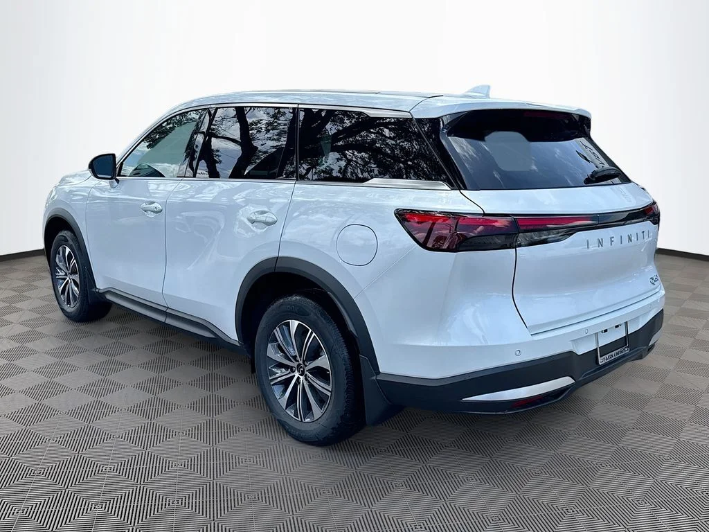 New 2027 RADIANT WHITE INFINITI Pure FWD image 7