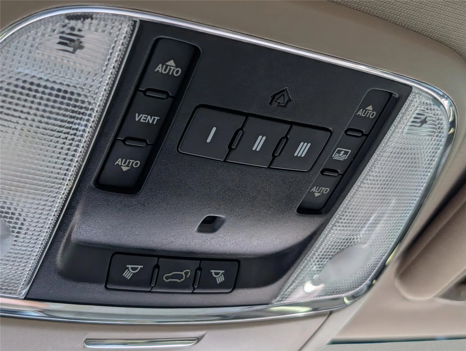 Used 2017 Diamond Black Crystal Pearlcoat Jeep Overland image 26
